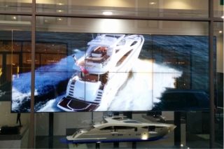 Multiscreen digital signage display for retail