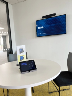 Yealink Teams panel display screen and video bar in meeting room Yealink Teams panel display screen and video bar in meeting room.