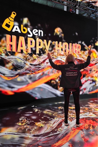 Gallery 26 Sussi - Happy hour at the Absen stand.